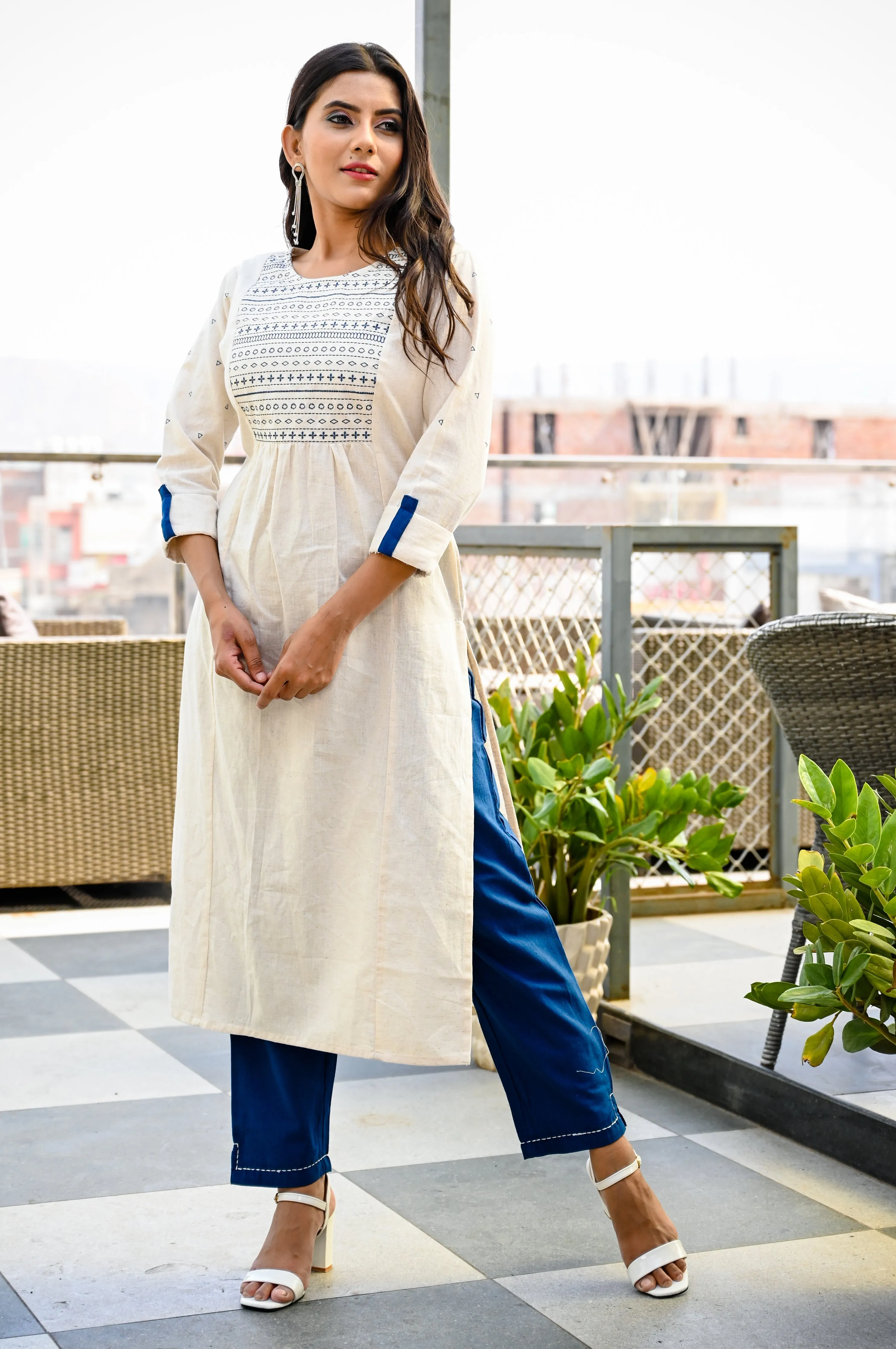 Women Offwhite And Blue Embroidered Kurta Set