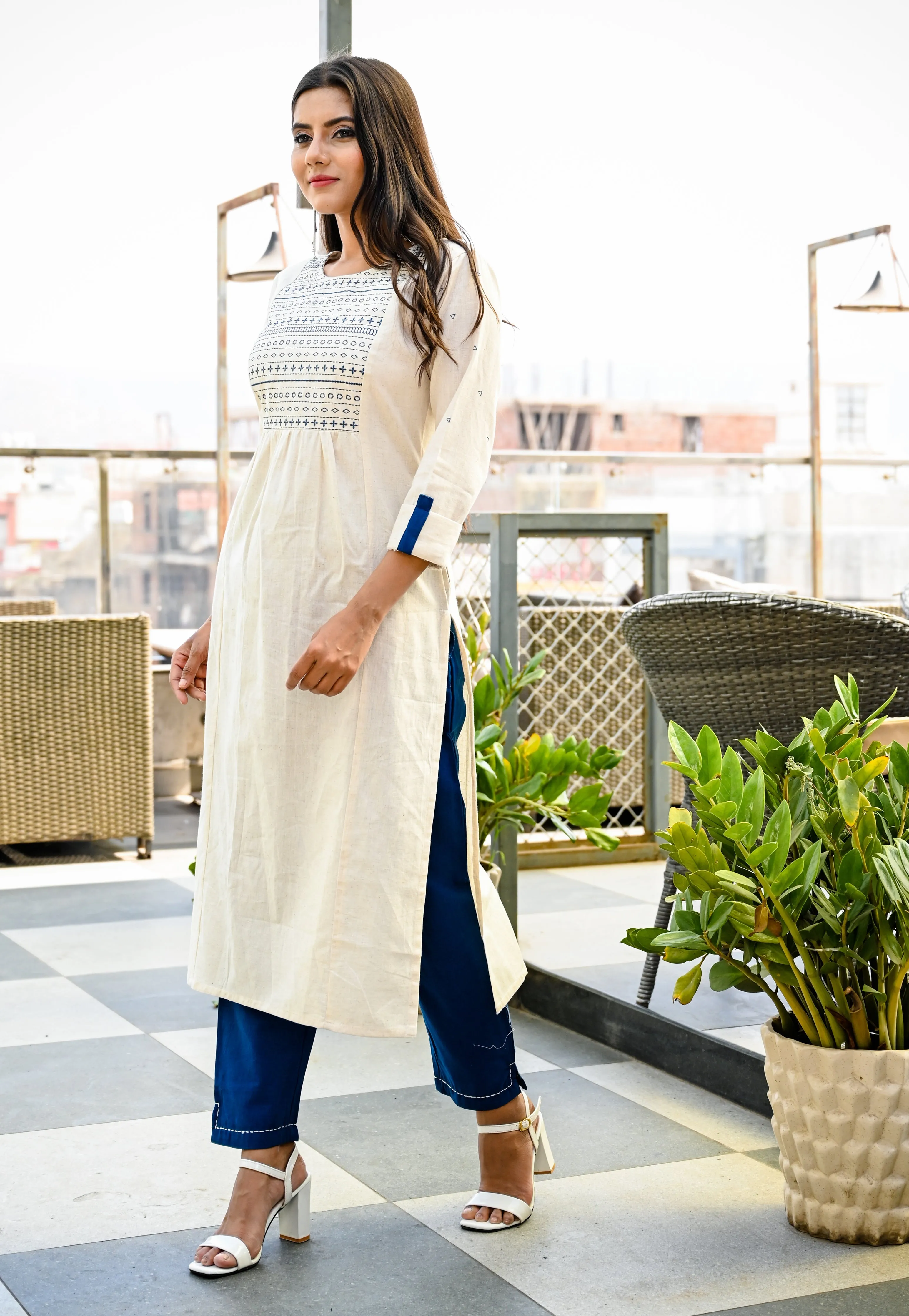 Women Offwhite And Blue Embroidered Kurta Set