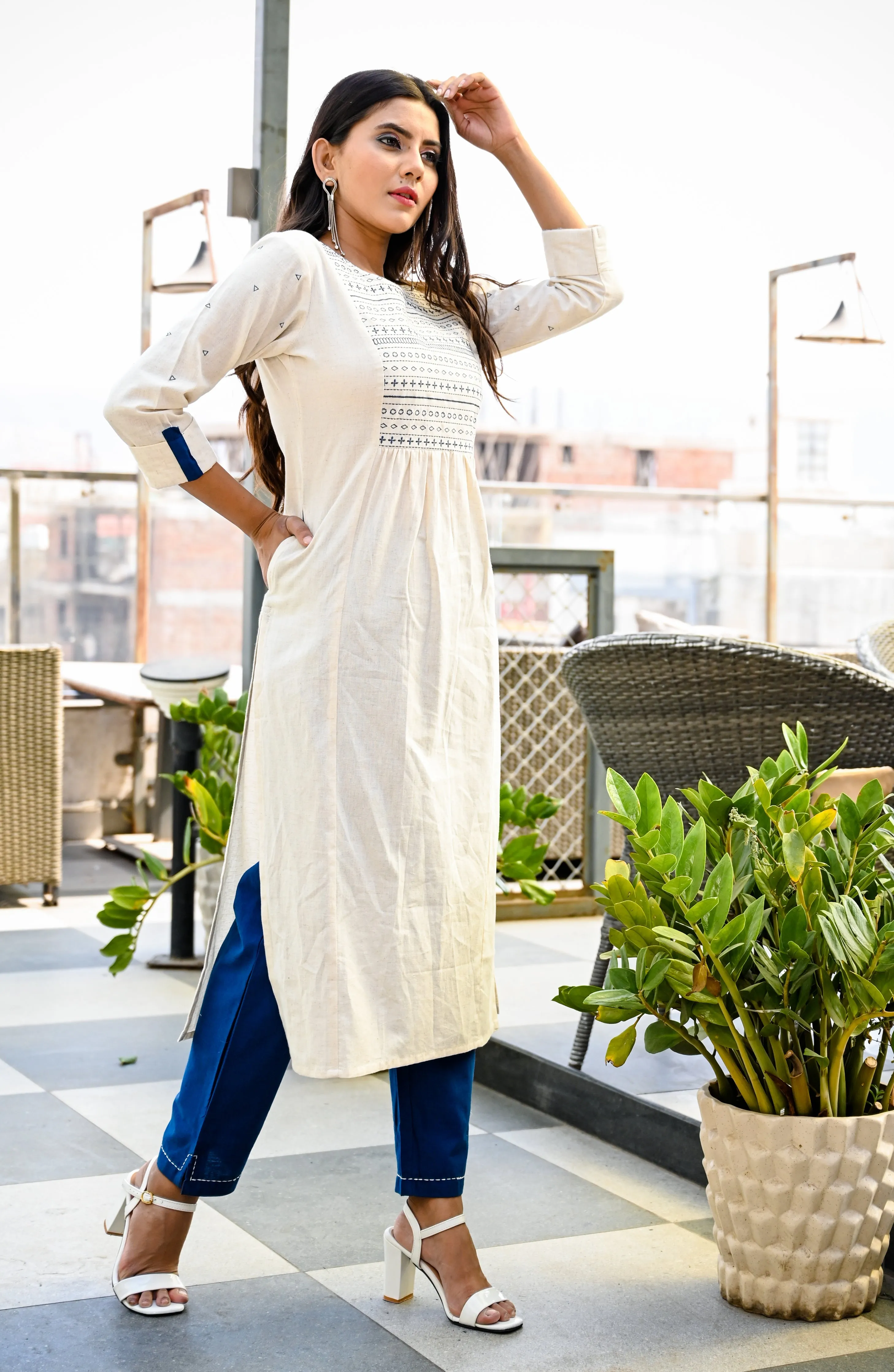 Women Offwhite And Blue Embroidered Kurta Set